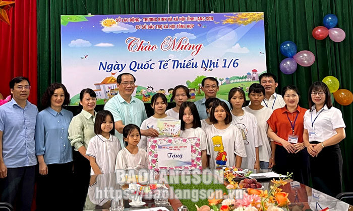 Đoàn công tác của UBND tỉnh tặng quà tết thiếu nhi tại Cơ sở Bảo trợ xã hội tổng hợp tỉnh