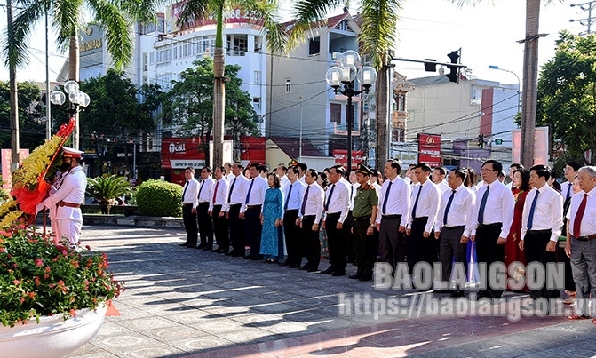 Đoàn đại biểu của tỉnh và thành phố Lạng Sơn dâng hương kỷ niệm 75 năm ngày Thương binh- Liệt sĩ