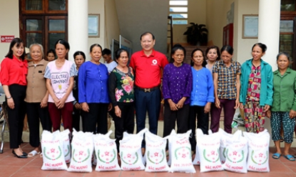 Hội Chữ thập đỏ tỉnh: Trao tặng 80 suất quà cho các gia đình chính sách có hoàn cảnh khó khăn tại huyện