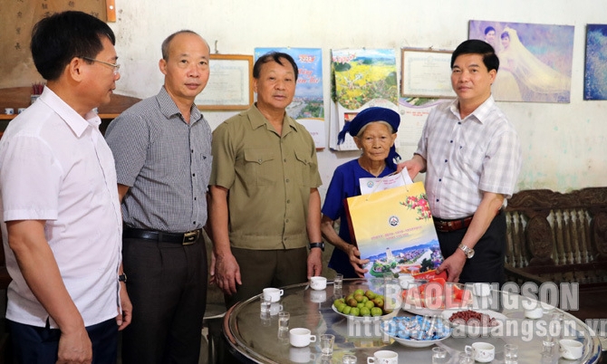 Đoàn công tác của tỉnh thăm, tặng quà các gia đình chính sách, người có công tại huyện Cao Lộc, Bình