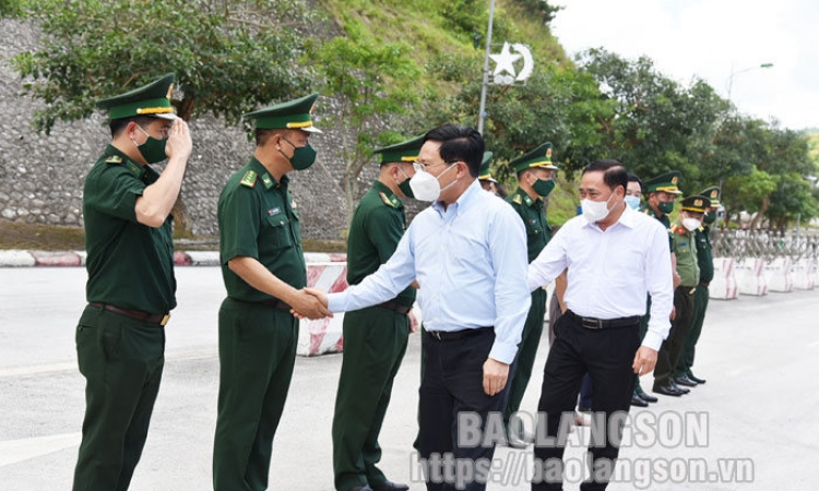 Lãnh đạo UBND tỉnh tiễn đoàn công tác của Phó Thủ tướng Thường trực Chính phủ Phạm Bình Minh thăm và