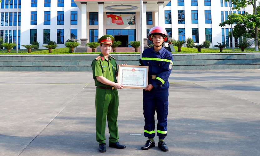 Khen thưởng chiến sĩ công an giải cứu hơn 100 học sinh trong đêm mưa lũ