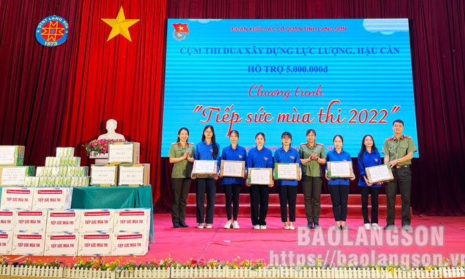 Đoàn khối Các cơ quan tỉnh: Tặng 180 suất quà cho thí sinh tham gia kỳ thi tốt nghiệp THPT