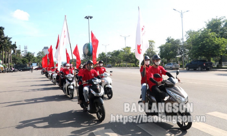 Tình nguyện viên Hành trình đỏ năm 2022 ra quân diễu hành tuyên truyền vận động hiến máu tình nguyện