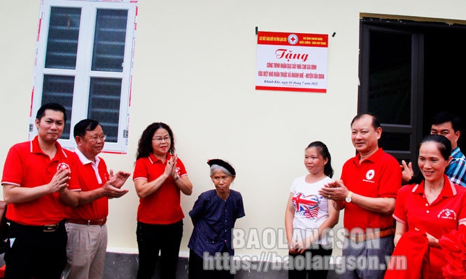 Khánh thành bàn giao nhà tình nghĩa cho gia đình đặc biệt khó khăn tại huyện Văn Quan