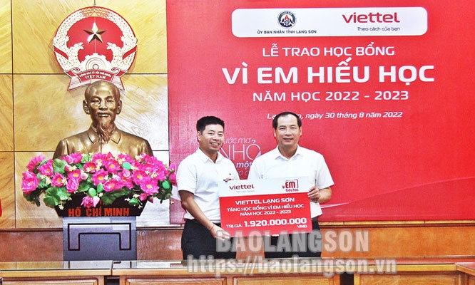 UBND tỉnh tổ chức Lễ trao học bổng “Vì em hiếu học”