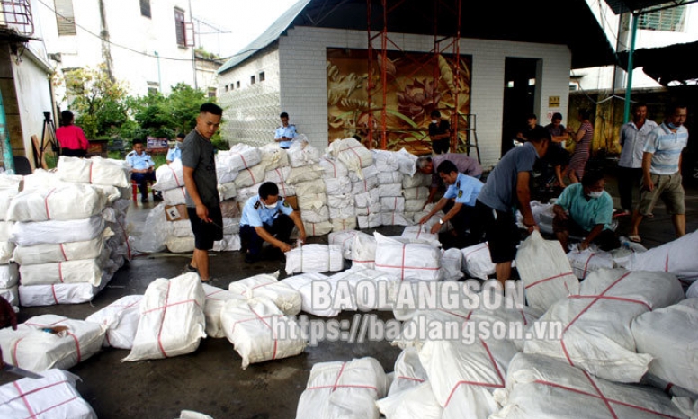 Phát hiện hàng chục tấn thực phẩm đông lạnh không rõ nguồn gốc cất giấu trong công ten nơ