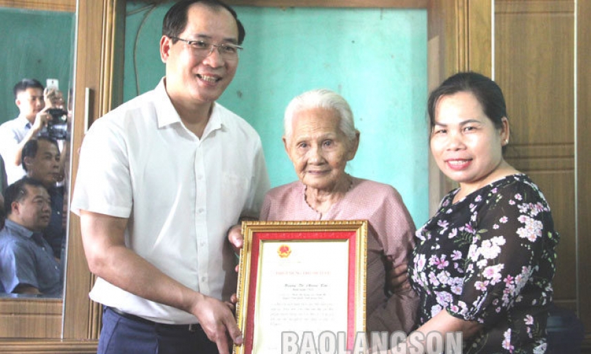 Lãnh đạo UBND tỉnh thăm, tặng quà người cao tuổi tại huyện Văn Quan