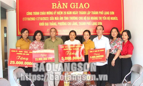 Bàn giao công trình sửa chữa nhà cho hộ nghèo ở thành phố Lạng Sơn