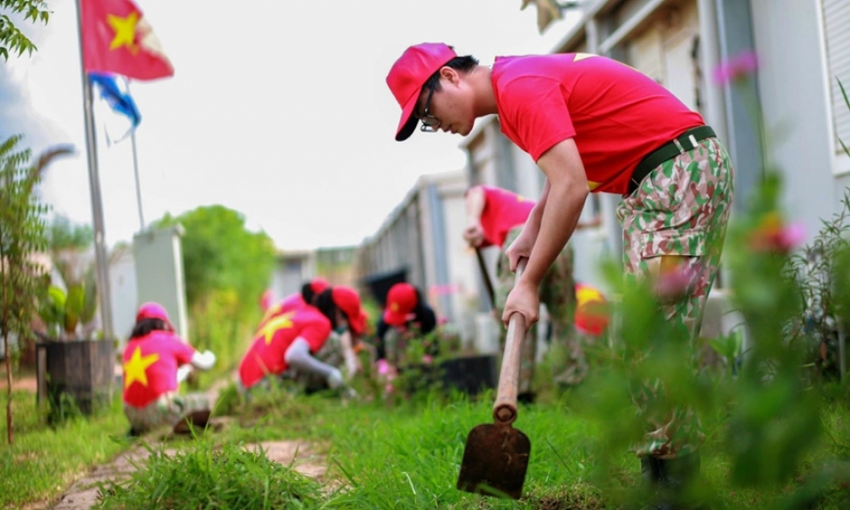 "Dệt" màu xanh trên bản địa khắc nghiệt