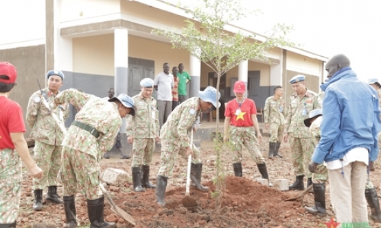 Lính Công binh Việt Nam "đã giúp dân là giúp tới cùng"