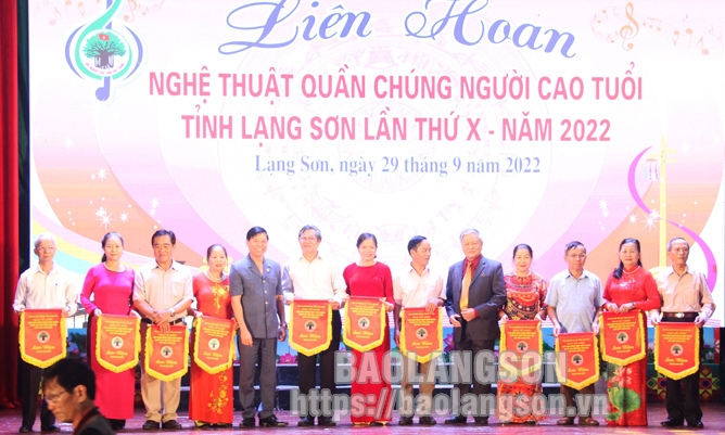 Trên 200 nghệ nhân, diễn viên tham dự Liên hoan nghệ thuật quần chúng người cao tuổi tỉnh lần thứ X năm