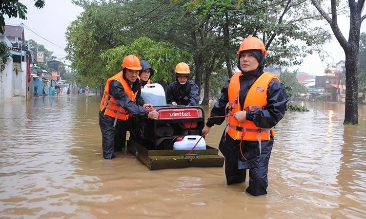 Viettel hỗ trợ người dân các tỉnh chịu ảnh hưởng bão Noru