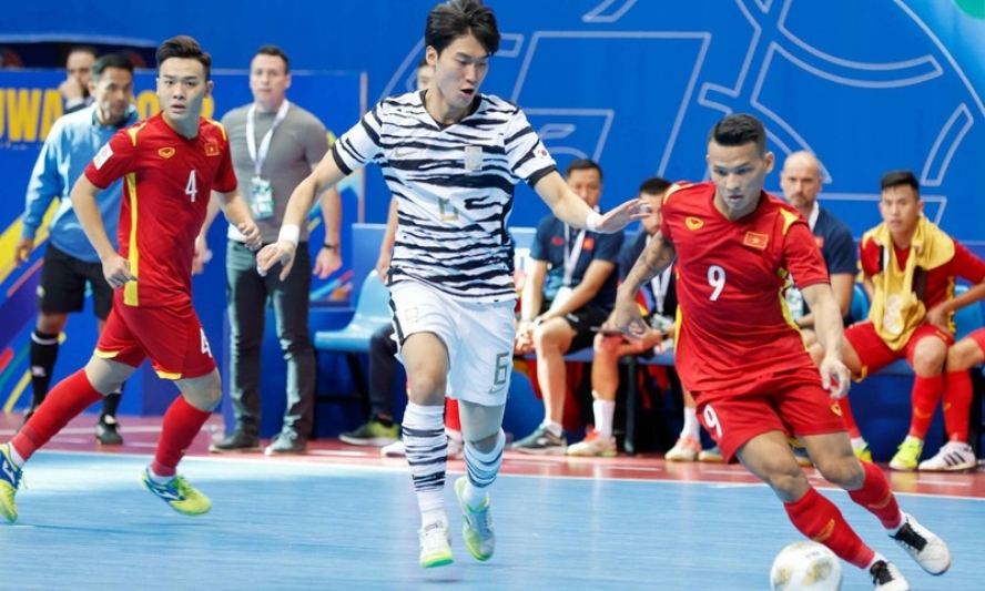 Thắng dễ Hàn Quốc, tuyển futsal Việt Nam dẫn đầu bảng D