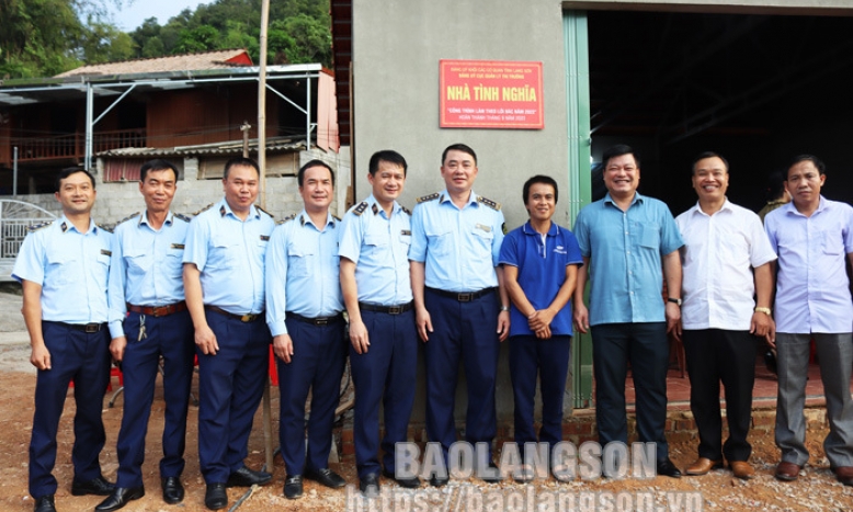 Đảng ủy Cục Quản lý thị trường trao nhà tình nghĩa cho gia đình chính sách tại huyện Bắc Sơn