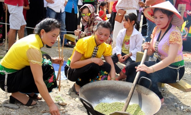 Yên Bái: Lễ hội cốm Tú Lệ thu hút đông đảo du khách tham gia