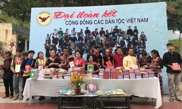 Mở “Tủ sách đồng bào” tại Làng Văn hóa-Du lịch các dân tộc Việt Nam