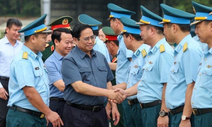 Thủ tướng thăm Trung đoàn Không quân tiêm kích đầu tiên, khảo sát sân bay quân sự Yên Bái