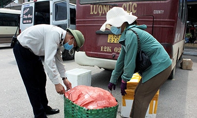 Thực hiện quy định mới về ký gửi hàng hoá: Chủ xe và người dân còn thờ ơ