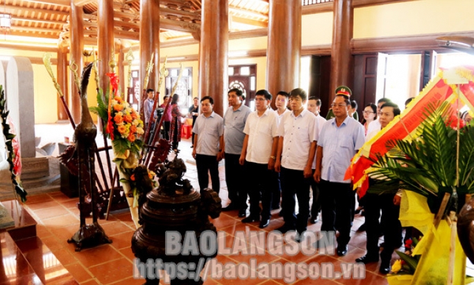 Cụm thi đua các cơ quan Đảng tỉnh tổ chức hoạt động về nguồn và tặng quà 20 gia đình chính sách tại huyện