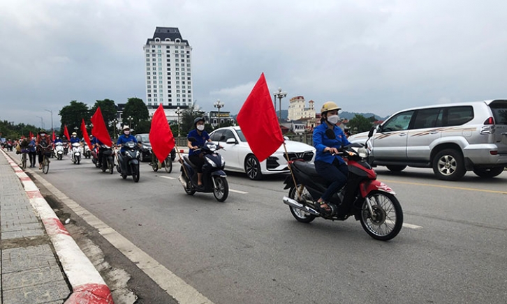 Gần 100 đoàn viên thanh niên ra quân tuyên truyền an toàn giao thông và vệ sinh môi trường