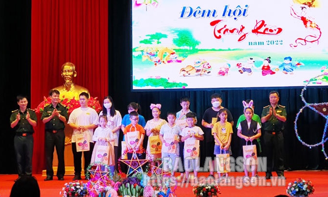 Bộ Chỉ huy Bộ đội Biên phòng tỉnh: Gặp mặt, trao thưởng các cháu học sinh giỏi nhân dịp Tết Trung thu