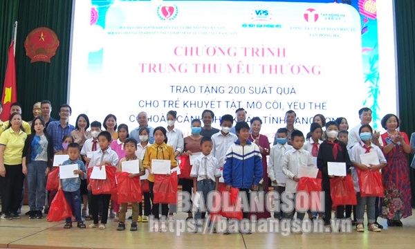 Hội Bảo trợ người khuyết tật và Trẻ mồ côi Việt Nam tặng 200 suất quà trung thu tại Chi Lăng