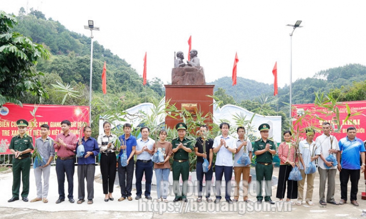 Triển khai mô hình “Lũy tre biên giới Việt”