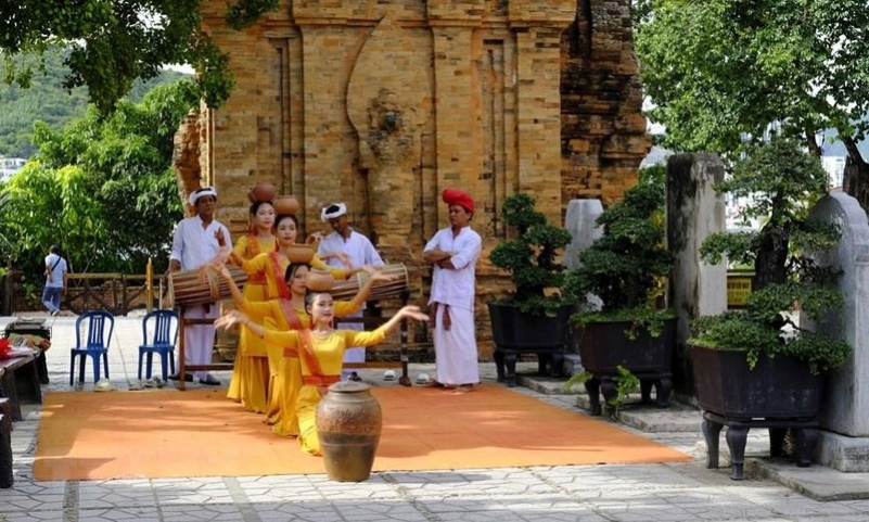 Quyến rũ vũ điệu Chăm dưới chân Tháp Bà Ponagar