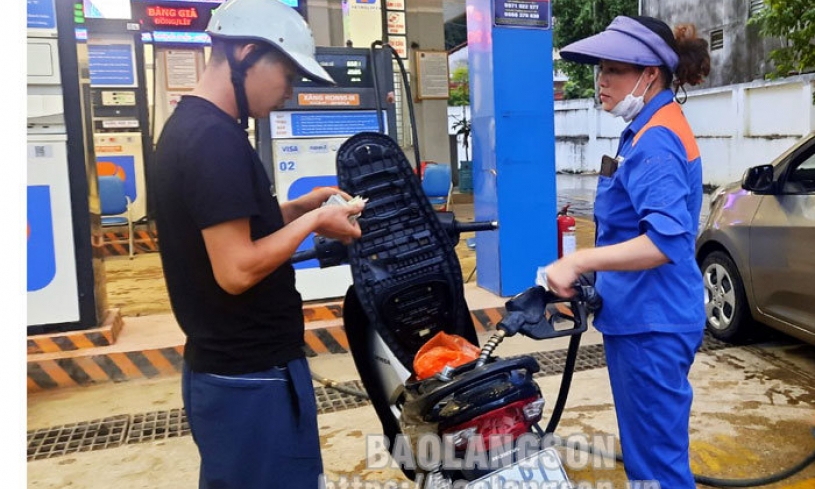 Điều chỉnh giá xăng dầu: Lần đầu tiên giá dầu diesel vượt giá xăng