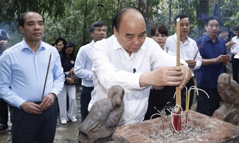 Chủ tịch nước Nguyễn Xuân Phúc dâng hương tại Khu di tích quốc gia đặc biệt Tân Trào