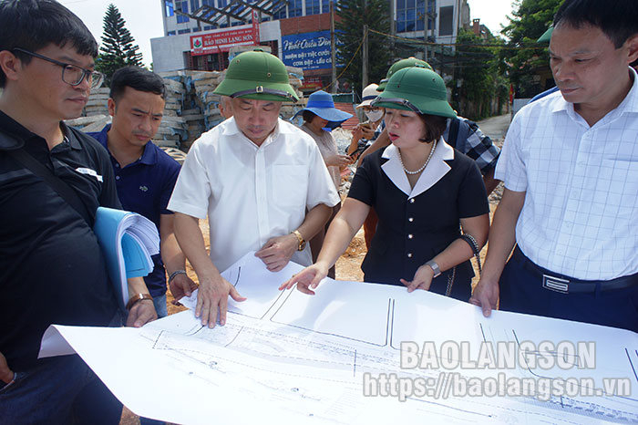 Đồng chí Nguyễn Công Trưởng, Ủy viên Ban Thường vụ Tỉnh ủy, Bí thư Thành ủy Lạng Sơn (thứ ba từ trái sang) kiểm tra dự án công viên bờ sông Kỳ Cùng. Ảnh: Công Quân