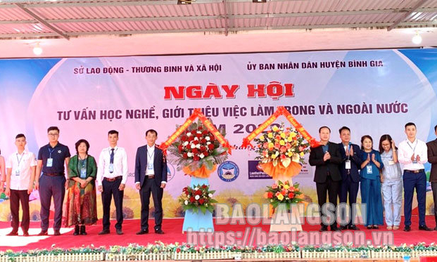 Hơn 1.200 người tham gia Ngày hội tư vấn hướng nghiệp, giới thiệu việc làm tại huyện Bình Gia