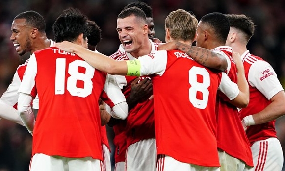 Xhaka ghi bàn đưa Arsenal vào vòng knock-out Europa League