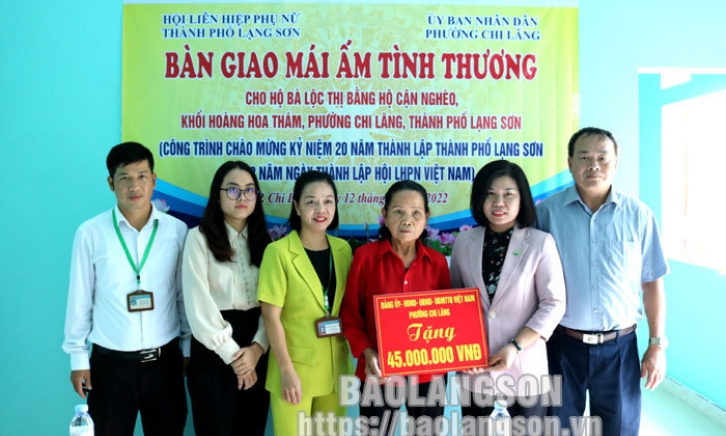 Bàn giao công trình "Mái ấm tình thương" cho hộ cận nghèo tại thành phố Lạng Sơn