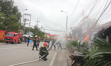 Thực tập phương án chữa cháy, cứu nạn cứu hộ tại thị trấn Hữu Lũng