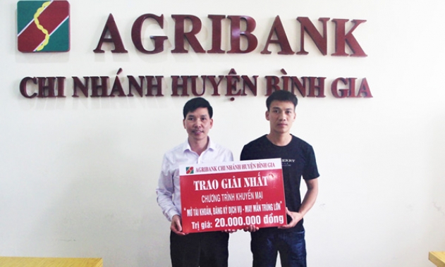 Agribank Bình Gia trao thưởng cho khách hàng trúng giải chương trình “Mở tài khoản, đăng ký dịch vụ –