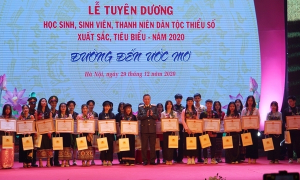 Tuyên dương 140 HSSV, thanh niên dân tộc thiểu số tiêu biểu năm 2022