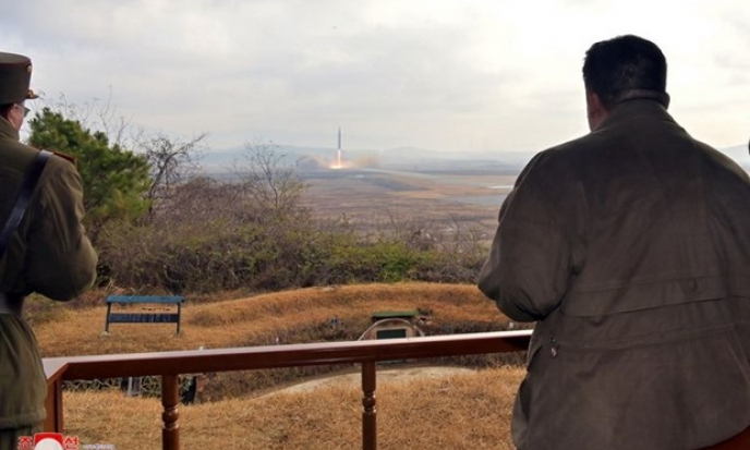 Nhà lãnh đạo Triều Tiên Kim Jong-un giám sát việc phóng thử ICBM