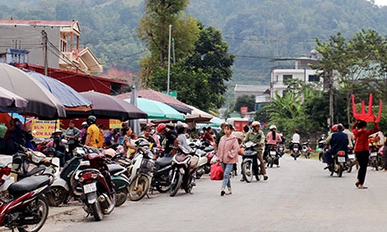 Khánh Khê: Có chợ mới, dân vẫn lấn đường