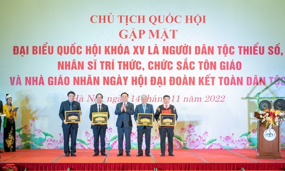 Chủ tịch Quốc hội gặp mặt đại biểu Quốc hội là người dân tộc thiểu số, chức sắc tôn giáo, nhà giáo