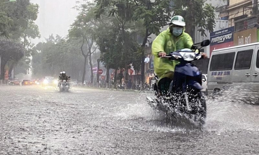 Nhiều khu vực trên cả nước có mưa to, đề phòng lốc sét và gió giật mạnh