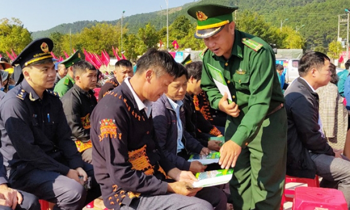 Bộ đội Biên phòng tuyên truyền pháp luật cho cán bộ, nhân dân ở khu vực biên giới và cửa khẩu