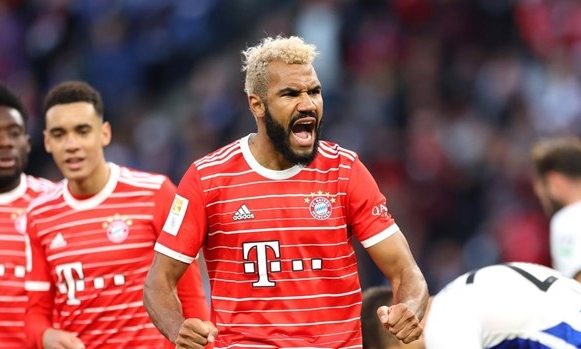 Choupo-Moting lập cú đúp trong 1 phút, giúp Bayern tạm chiếm ngôi đầu