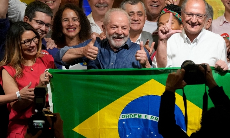 Ứng cử viên Luiz Inacio Lula da Silva giành chiến thắng sít sao