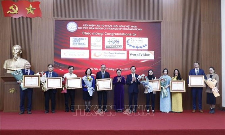 Trao Bằng khen của Thủ tướng Chính phủ tặng 7 tổ chức phi chính phủ nước ngoài