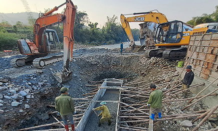 Nước rút xây dựng cầu ngầm tràn qua sông Kỳ Cùng đoạn huyện Văn Lãng