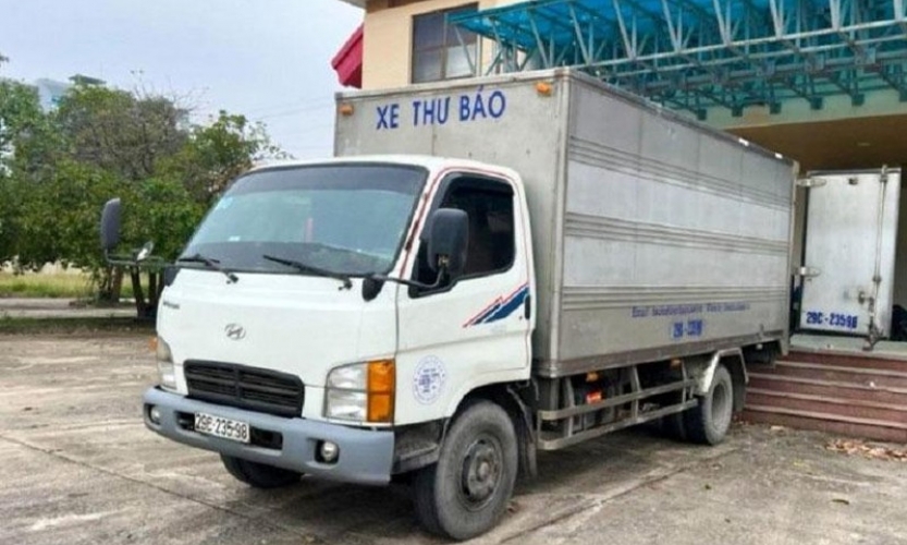 Xe tải chở gần 2.100 chai rượu ngoại không rõ nguồn gốc