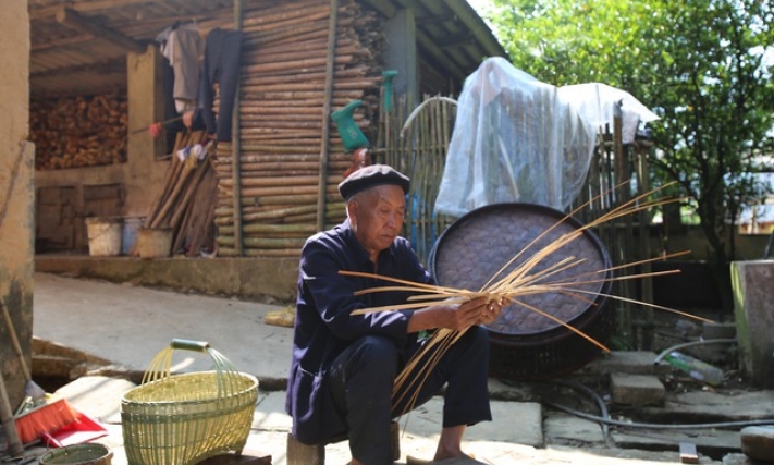 Người Hà Nhì ở Y Tý làm du lịch