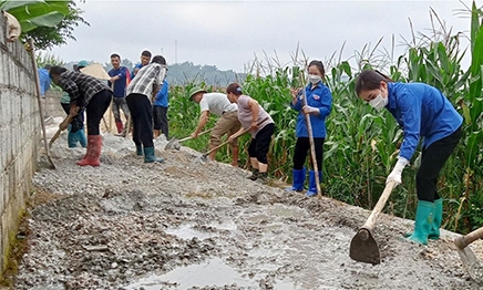 Làm đường giao thông: Sức dân ở Vũ Lăng